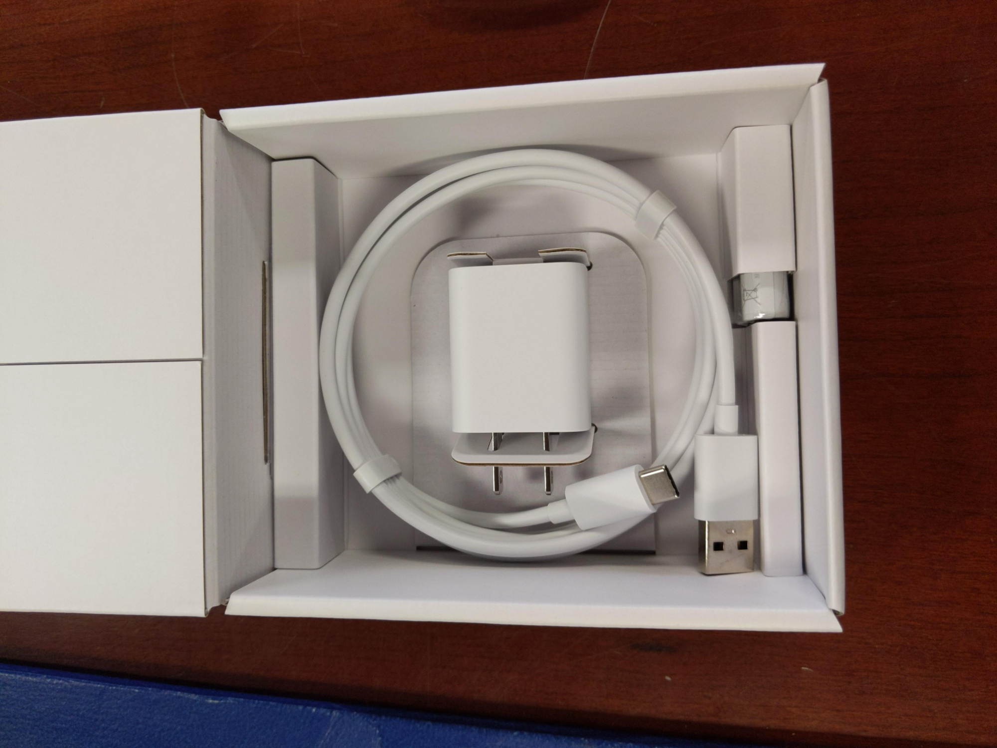 Nest Audio e Google Chromecast with Google TV escono dalle rispettive confezioni Nest Audio e Google Chromecast with Google TV escono dalle rispettive confezioni