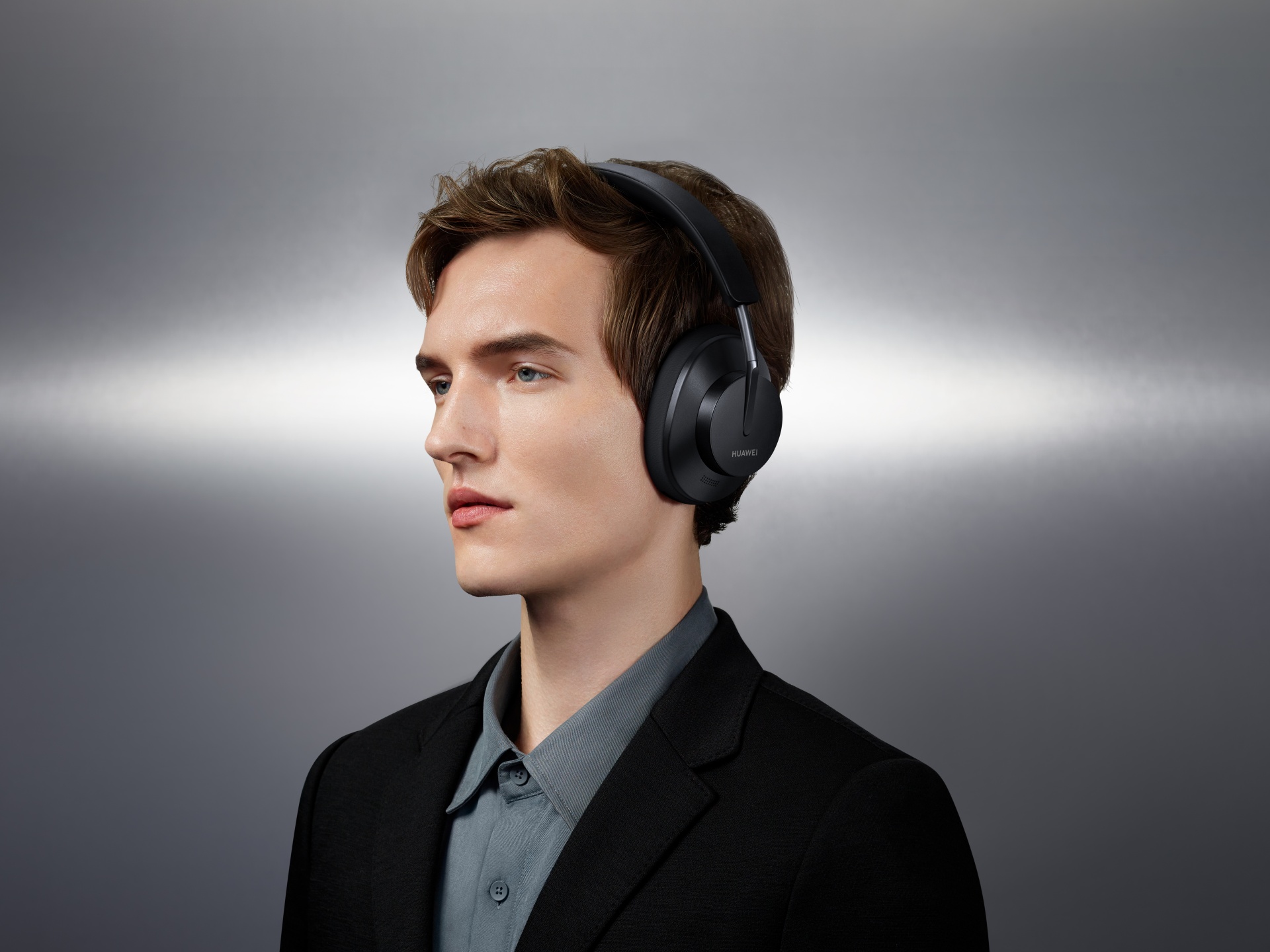 Huawei presenta le cuffie over era FreeBuds Studio, con cancellazione attiva Huawei presenta le cuffie over era FreeBuds Studio, con cancellazione attiva