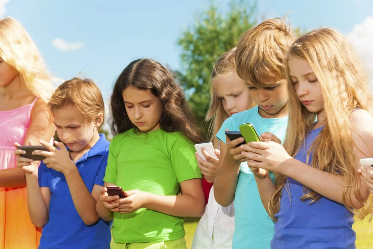 Al vaglio una legge con super multe per i bimbi che usano troppo lo smartphone