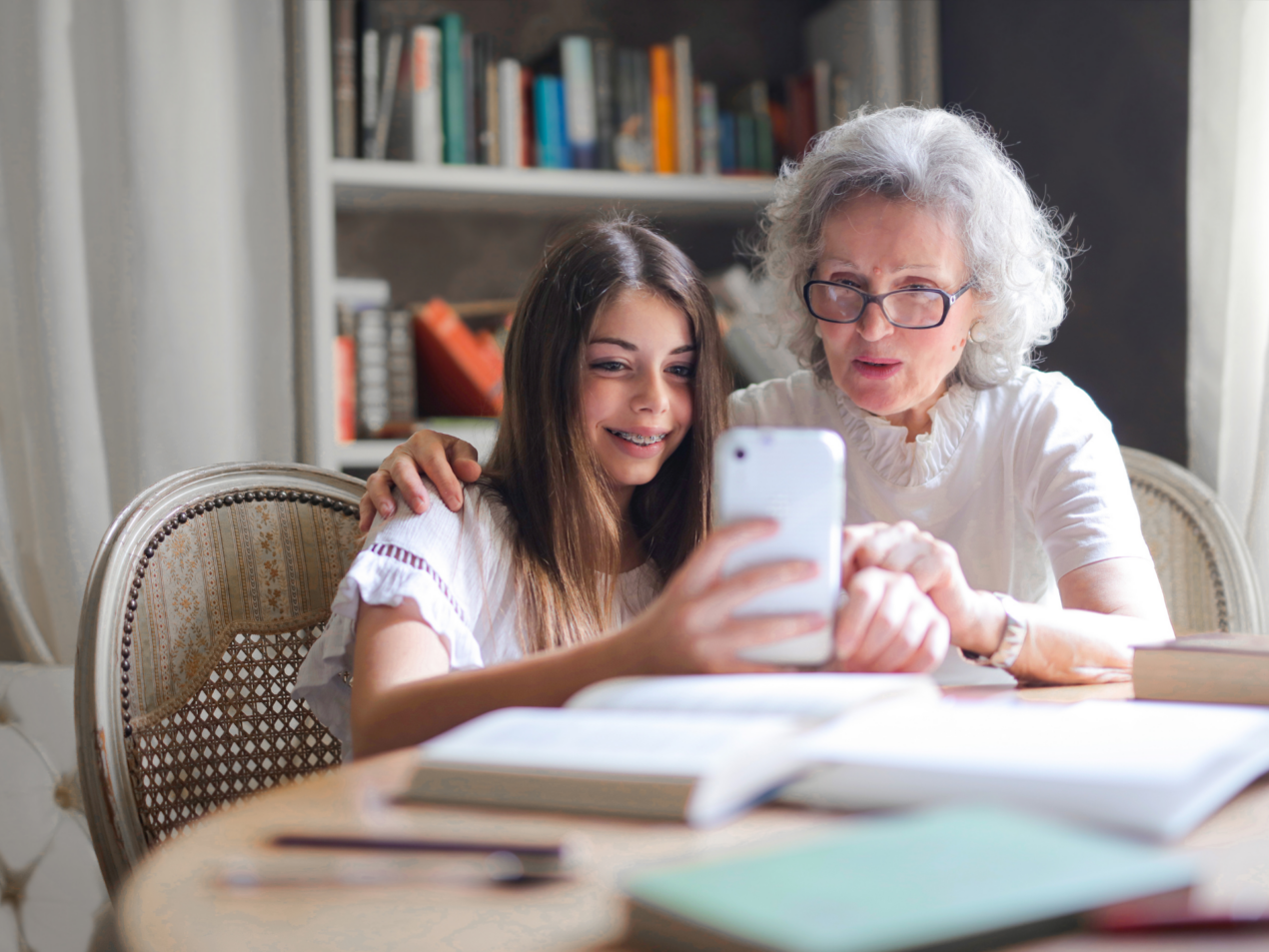 Non solo giovani: anche gli over 60 utilizzano troppo lo smartphone