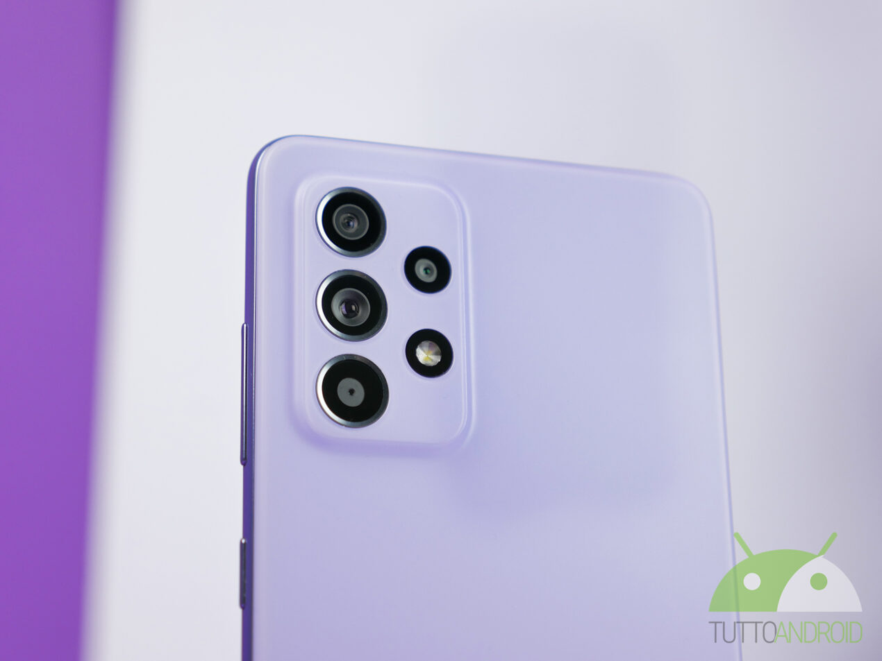 Una cascata di aggiornamenti in casa Samsung, tra One UI 6 e patch di sicurezza