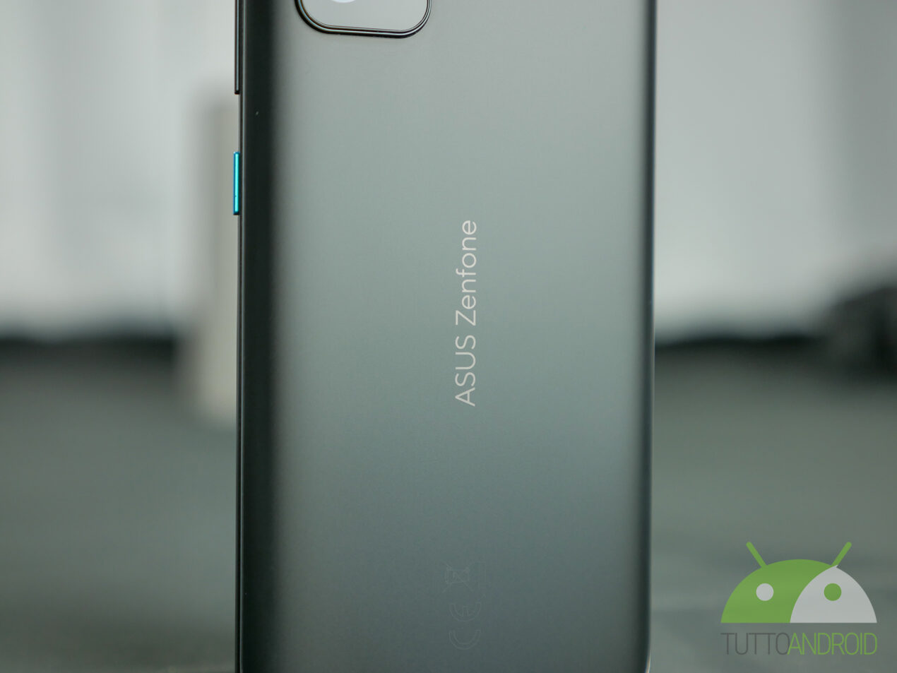 ASUS si lascia sfuggire il prezzo di Zenfone 10: ecco quanto costerà