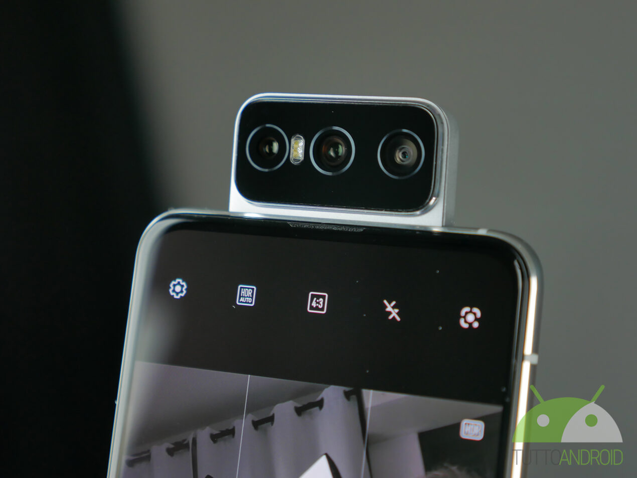 ASUS recluta beta tester per Android 12 su ZenFone 8 Flip
