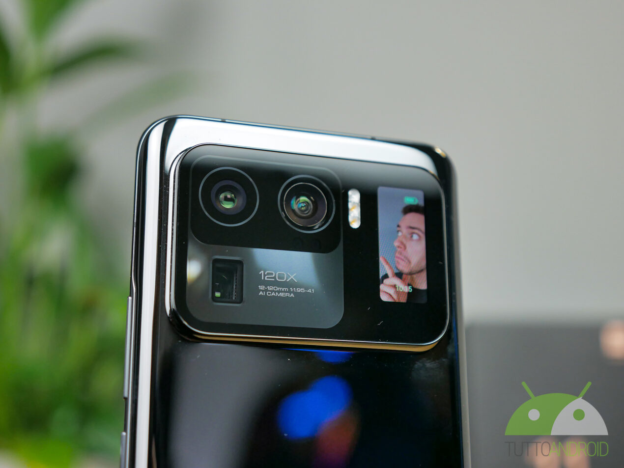 Xiaomi 17 Pro Max appare nelle prime immagini ufficiali col suo display secondario