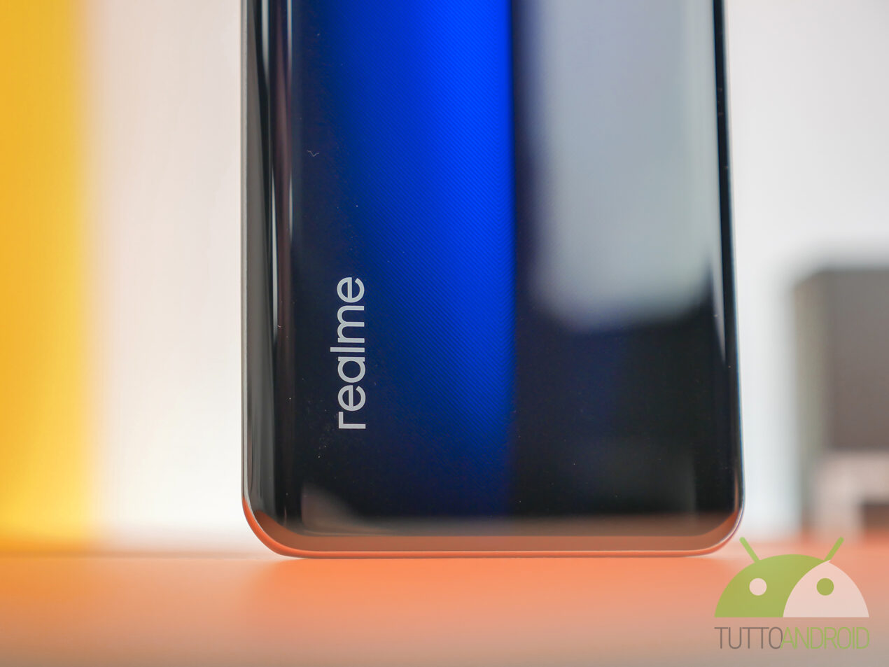 Prima immagine ufficiale per Realme GT 2 Pro, che userà un materiale inatteso