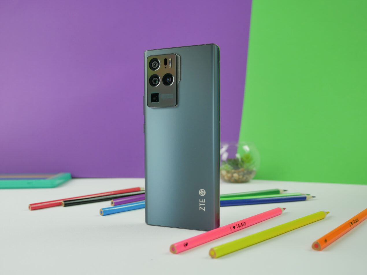 ZTE Axon 40 includerà una fotocamera da 100 MP e un chip di sicurezza
