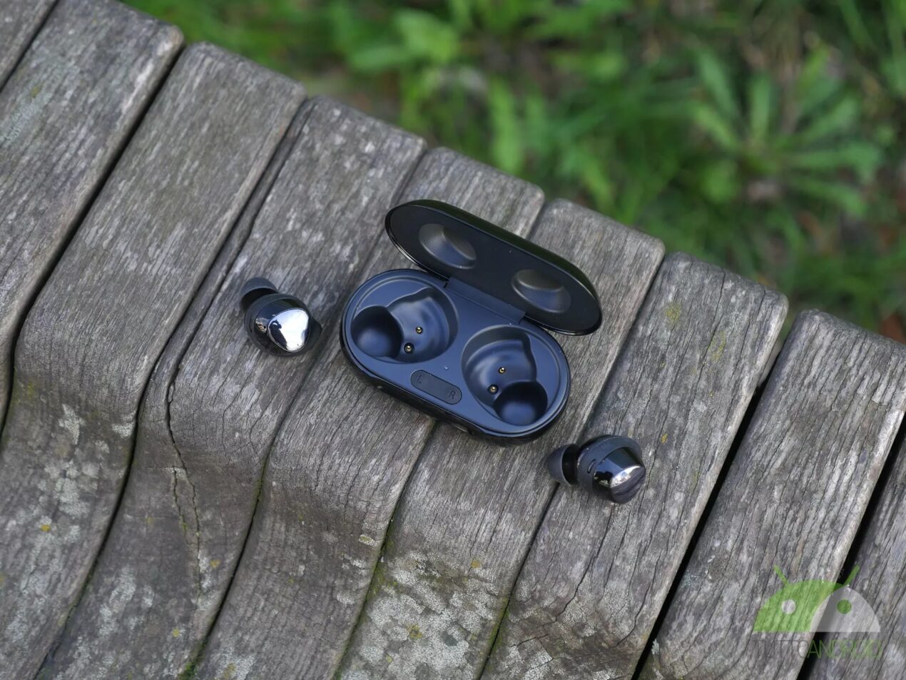 I futuri Samsung Galaxy Buds On/Able si mostrano nelle prime immagini