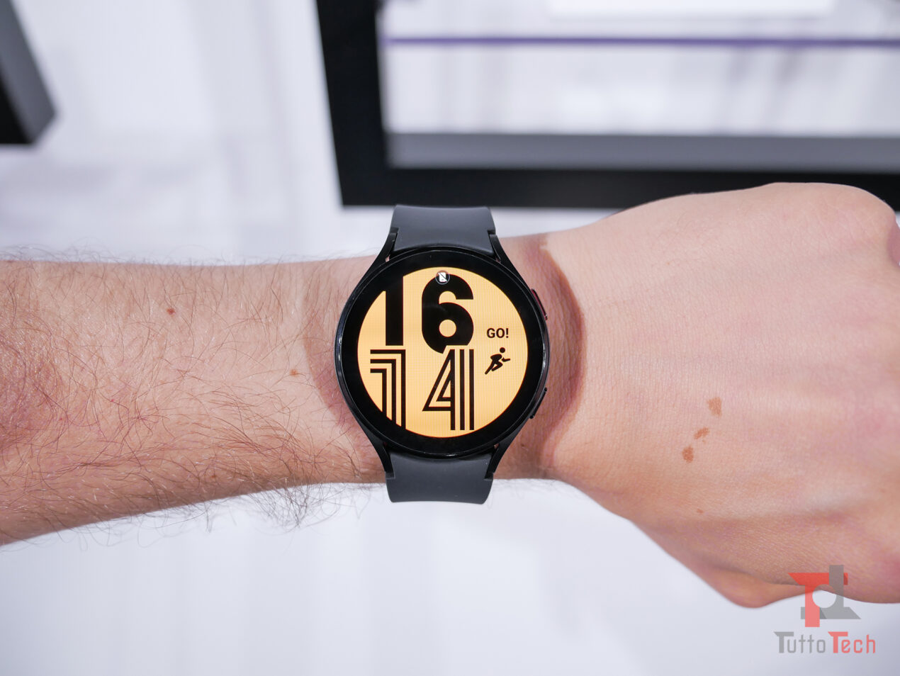 Samsung Galaxy Watch4 in offerta su Amazon al prezzo più basso di sempre