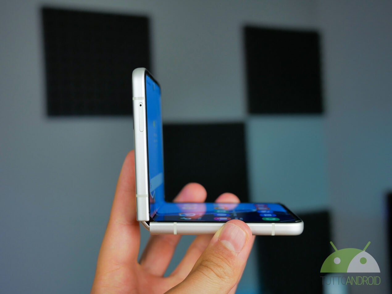 Samsung e Disney insieme per Galaxy Z Flip3 5G Marvel e Star Wars Edition