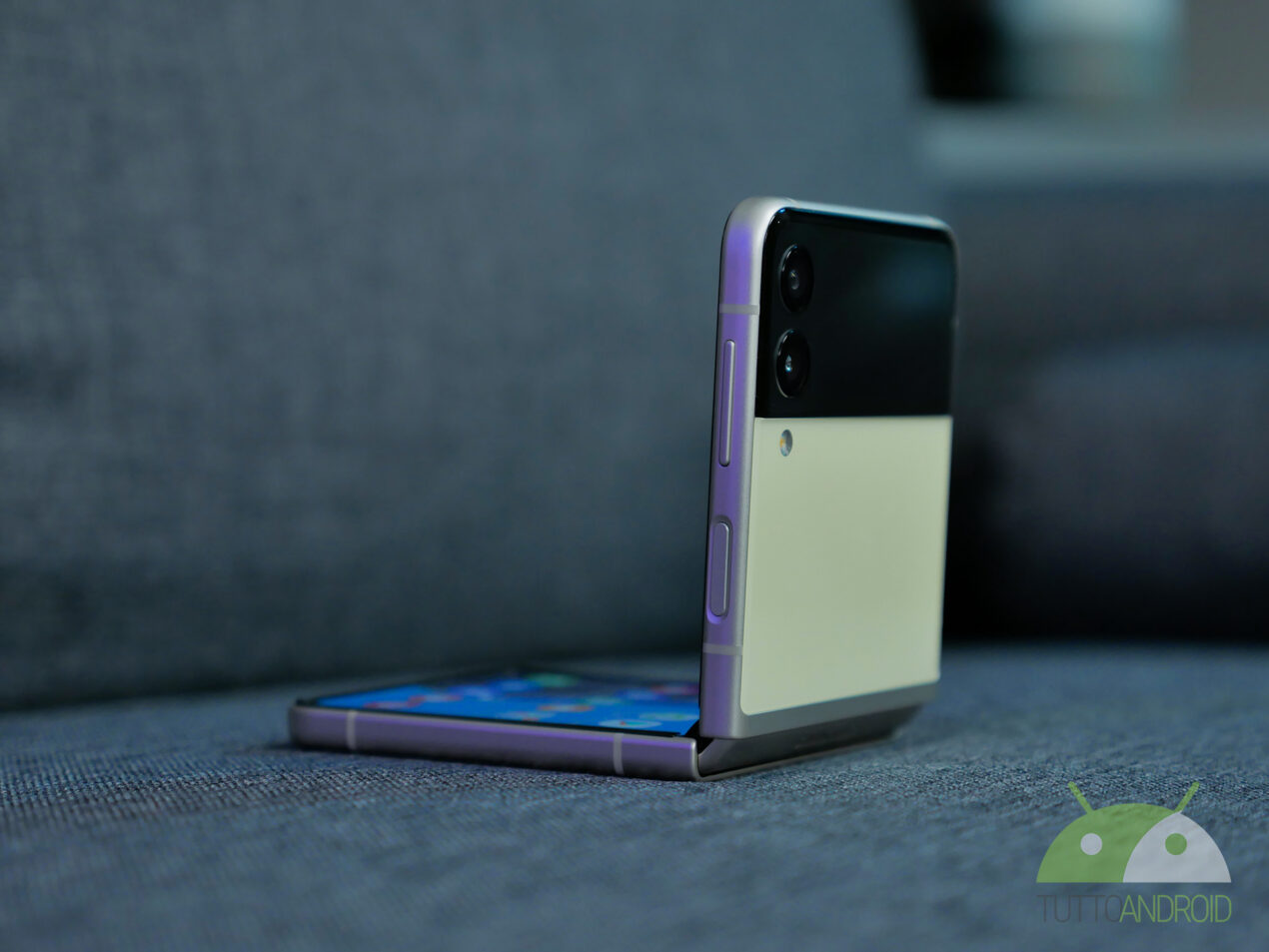 Samsung Galaxy Z Flip3 e Fold3 5G disponibili su Unieuro con fino a 1100 euro di sconto