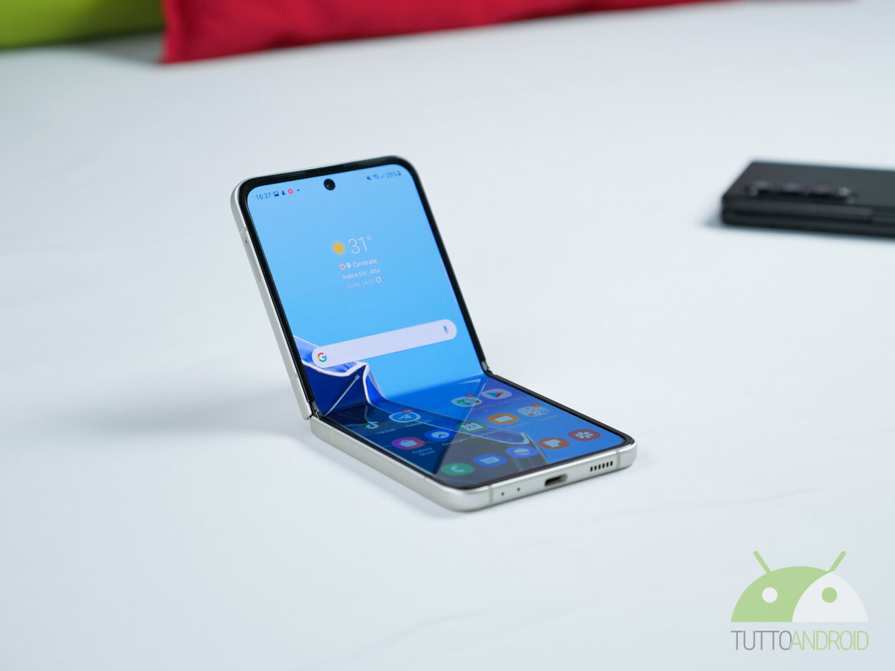 Un video ci mostra le parti interne di Samsung Galaxy Z Flip3 5G