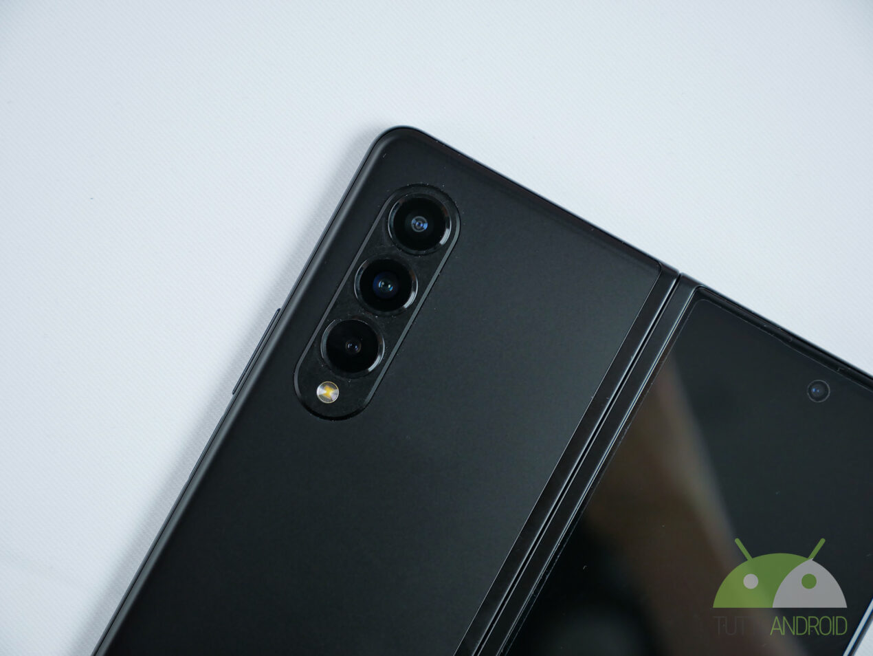 Samsung Galaxy Z Fold3 5G a un prezzo mai visto in offerta da Unieuro