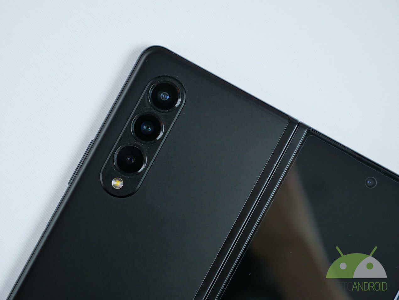 Samsung Galaxy Z Fold4 e Flip4 già svelati da tutte le angolazioni