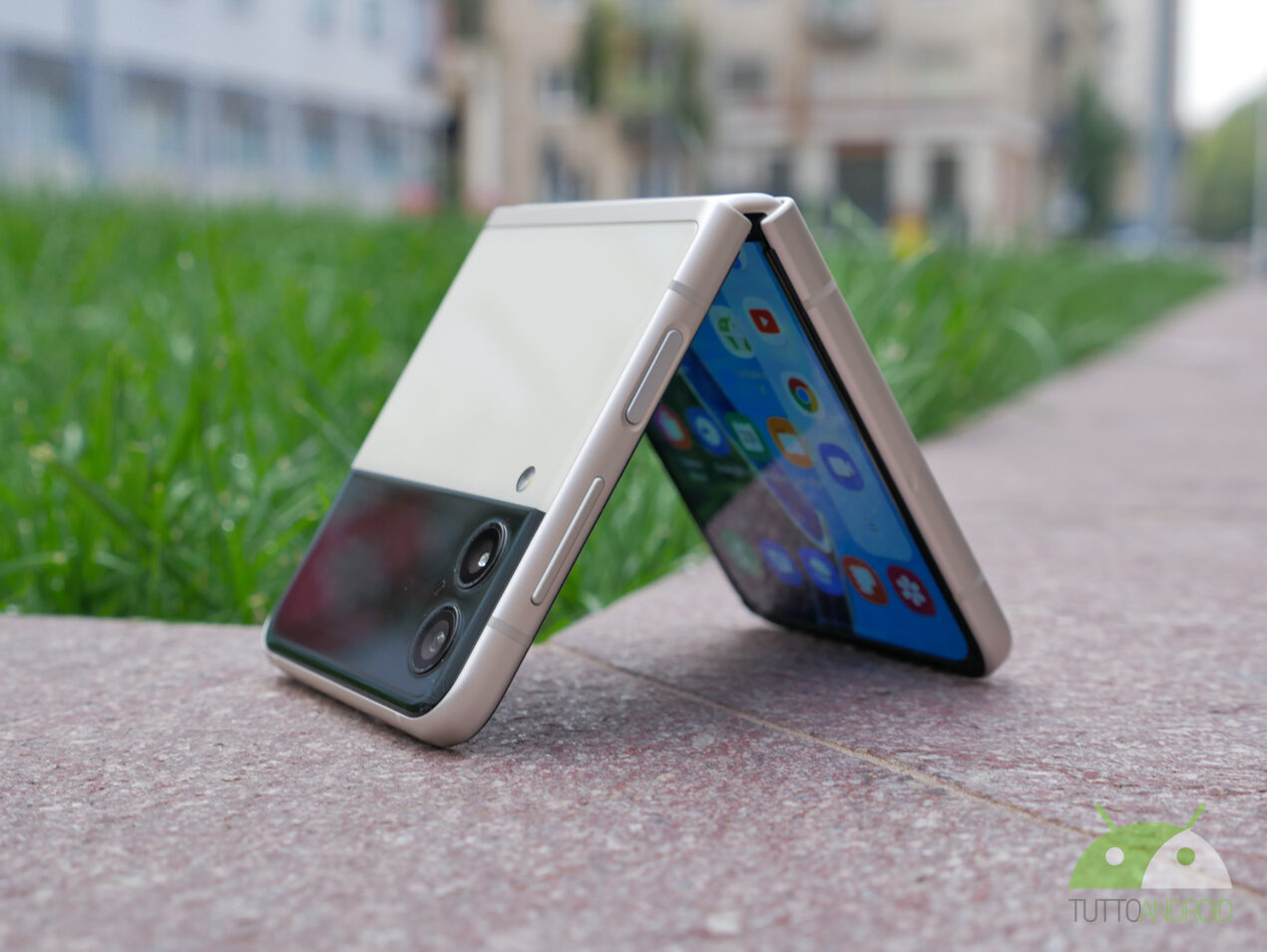 Samsung brevetta un Galaxy Z Flip & Slide, non solo pieghevole ma anche estensibile