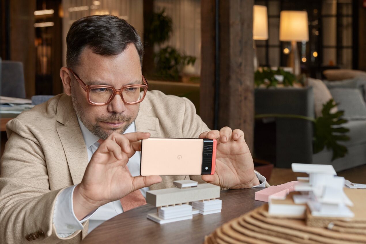 Nuove immagini di Google Pixel 6 e Pixel 6 Pro mostrano le cover ufficiali e le dimensioni reali