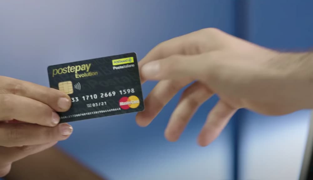 Correte a controllare il saldo PostePay: tanti utenti segnalano carte svuotate