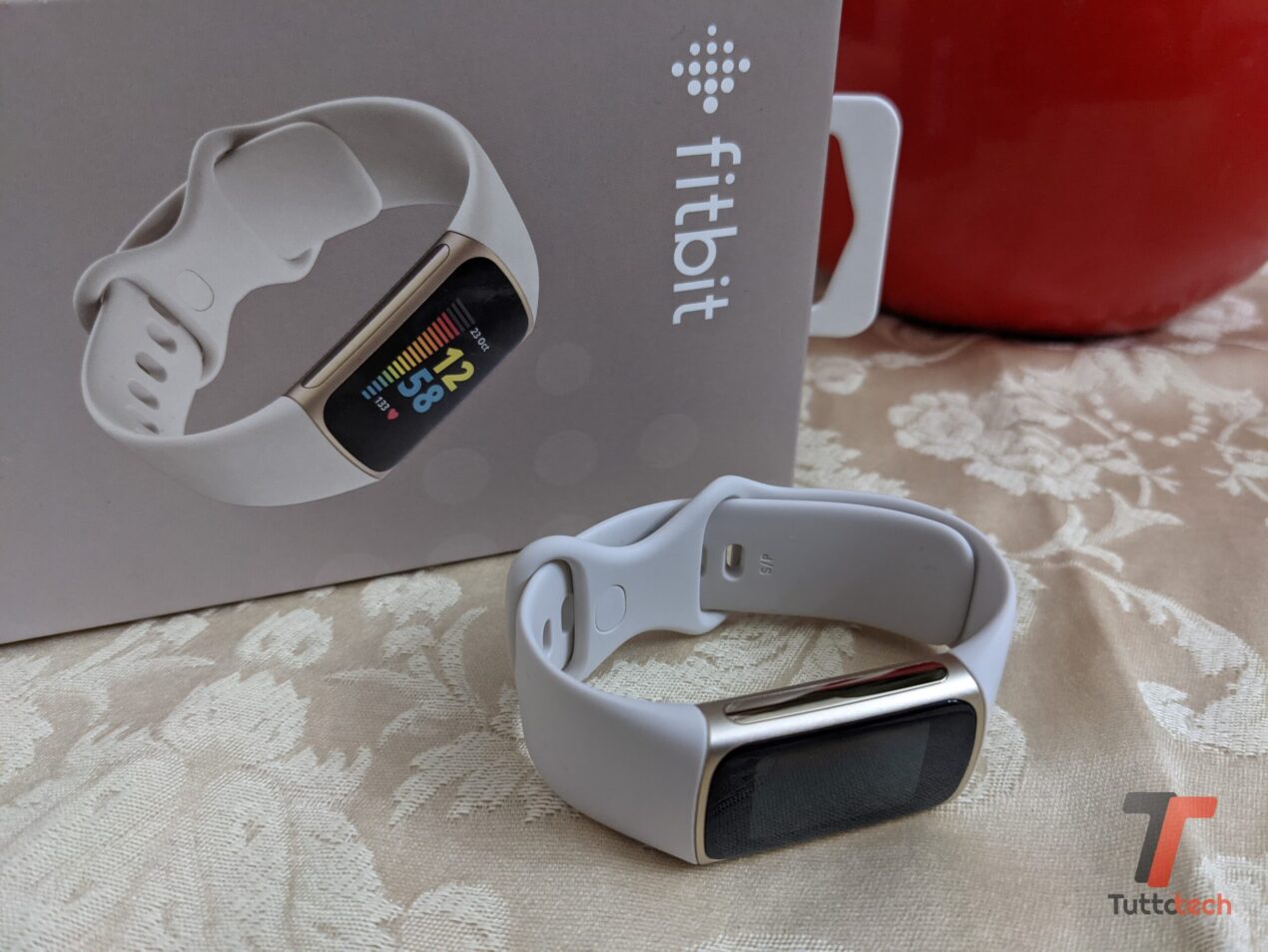 Fitbit Charge 5 è inferiore alle aspettative e a mezzo servizio, anche se funziona bene