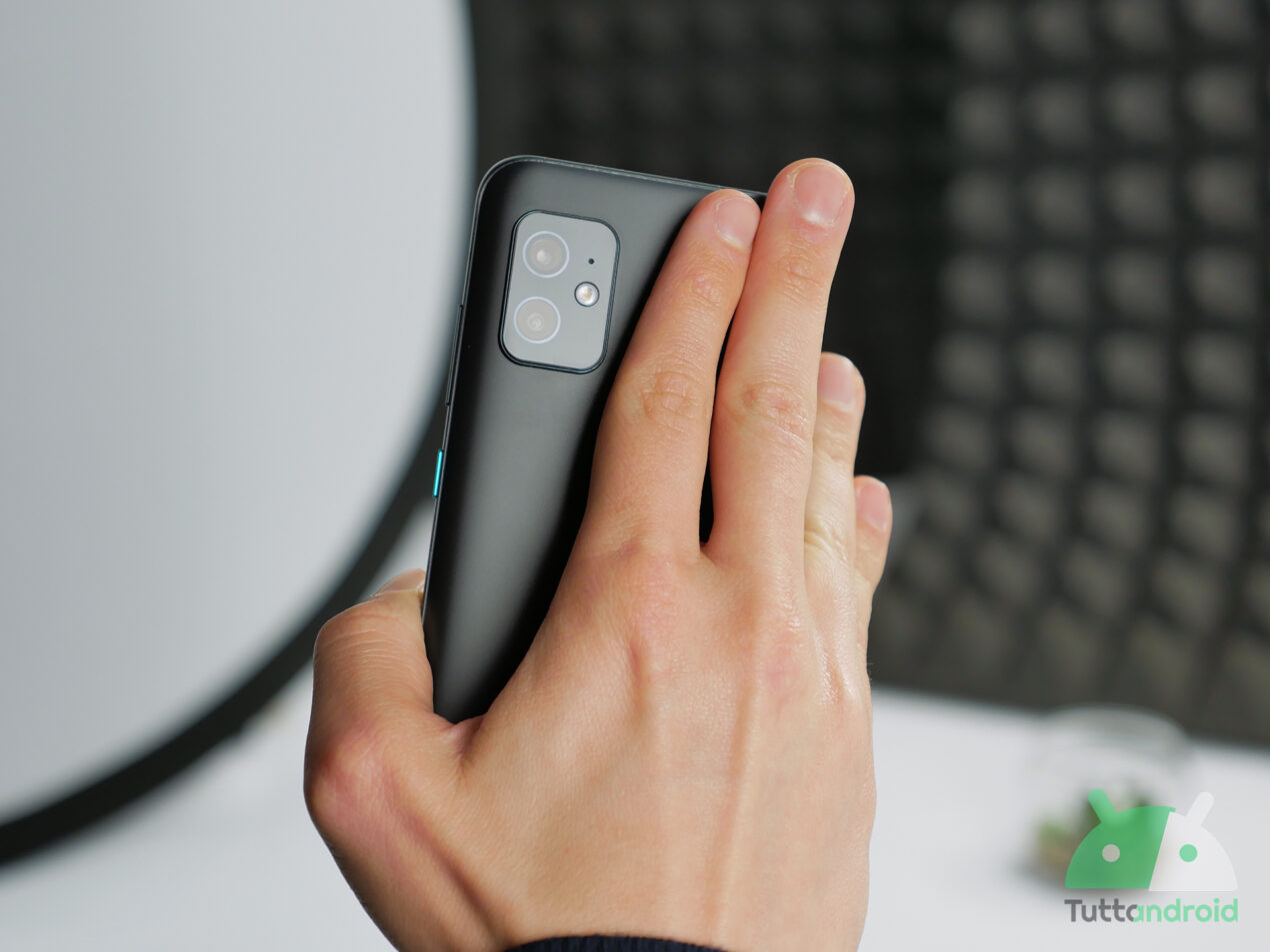 Riproviamo lo smartphone più compatto: sceso di prezzo e aggiornato ad Android 12