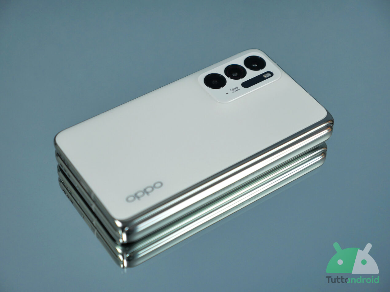 OPPO: test interni per il pieghevole a conchiglia; ecco il prezzo del Reno8 Lite