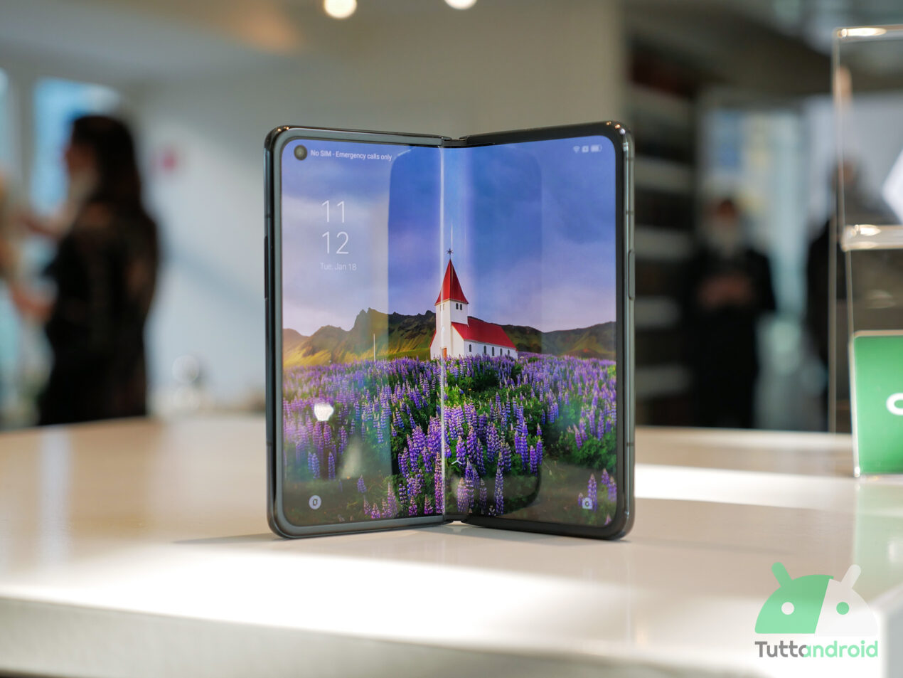 OPPO al lavoro su uno smartphone pieghevole a conchiglia