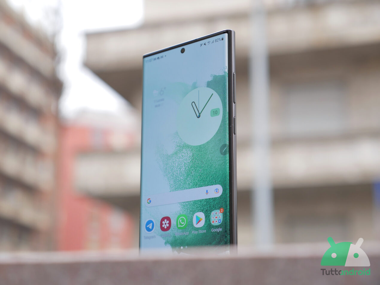Ecco che cosa succede se inserite la spilla per la SIM nel foro del microfono dello smartphone
