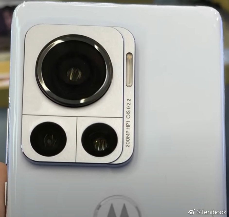 Motorola Frontier si mostra dal vivo con la sua fotocamera esagerata da 200 MP