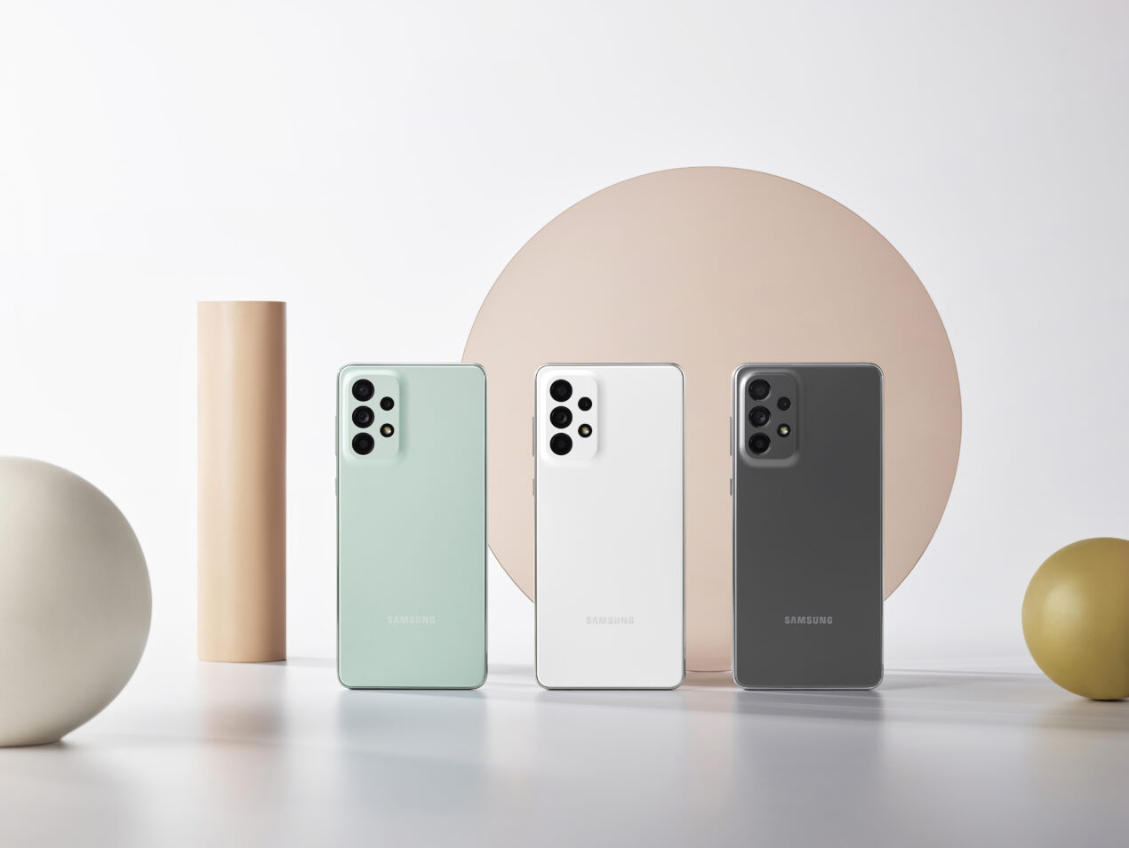 Samsung presenta anche Galaxy A73 5G: top per la fascia media ma non in Italia