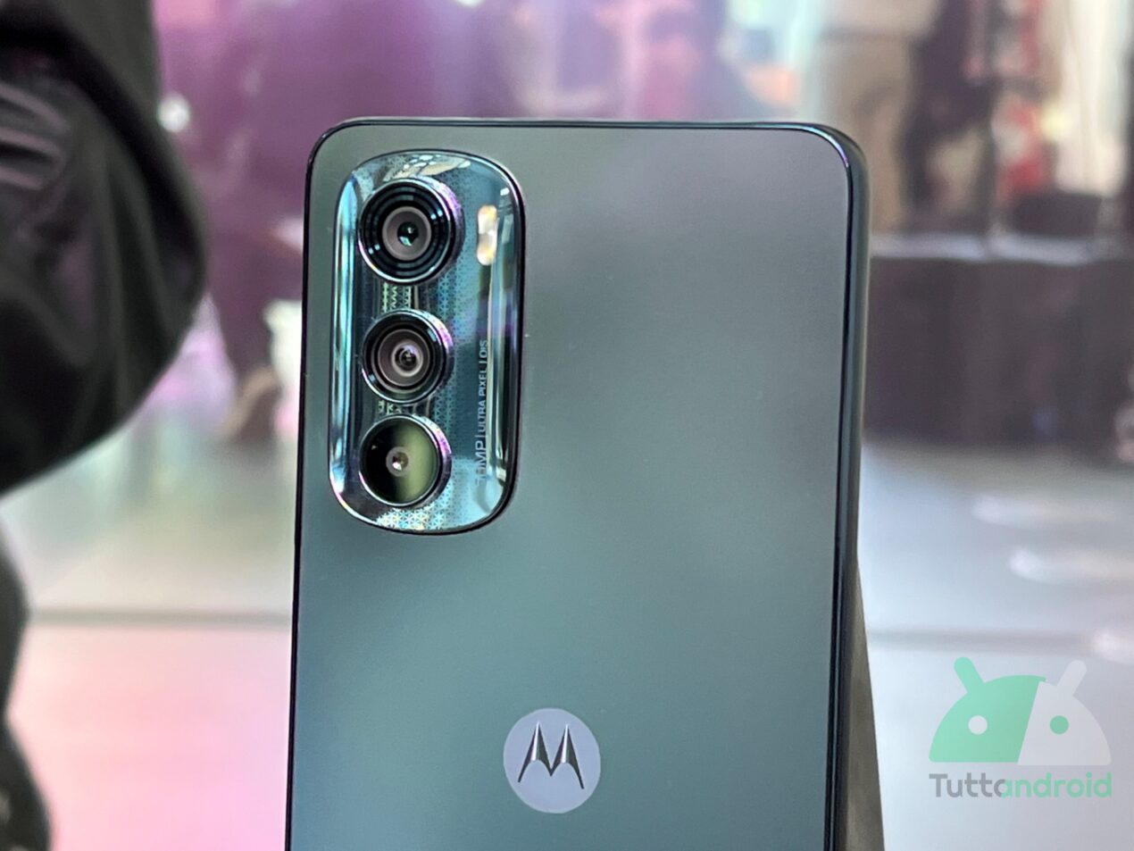 Motorola Moto Edge 30 è scontato di quasi 250 euro su Amazon