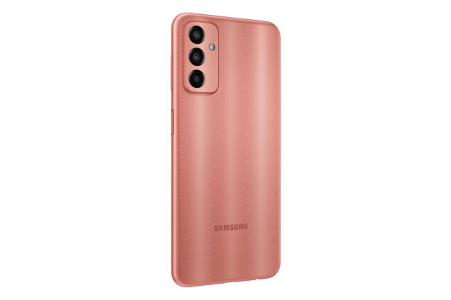 Samsung Galaxy M13 in colorazione Orange Copper