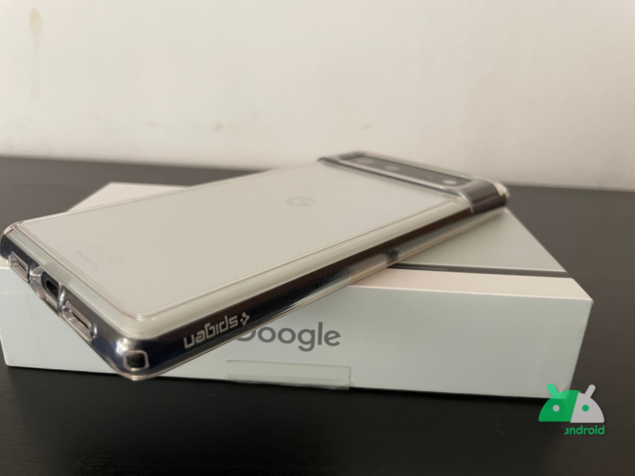 La cover Ultra Hybrid di Spigen per il Pixel 6