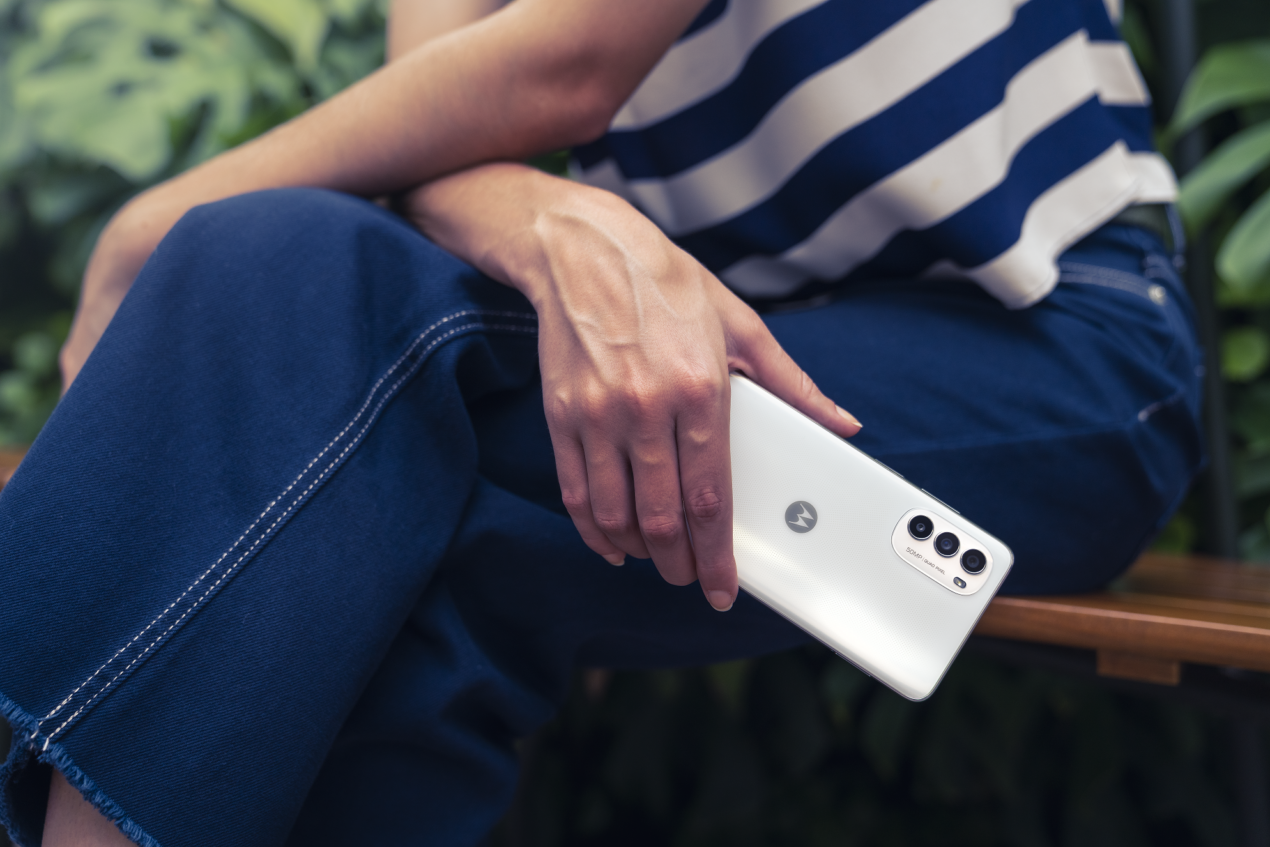 Moto G82 5G è ufficiale: un Moto G52 con schermo a 120 Hz e supporto al 5G
