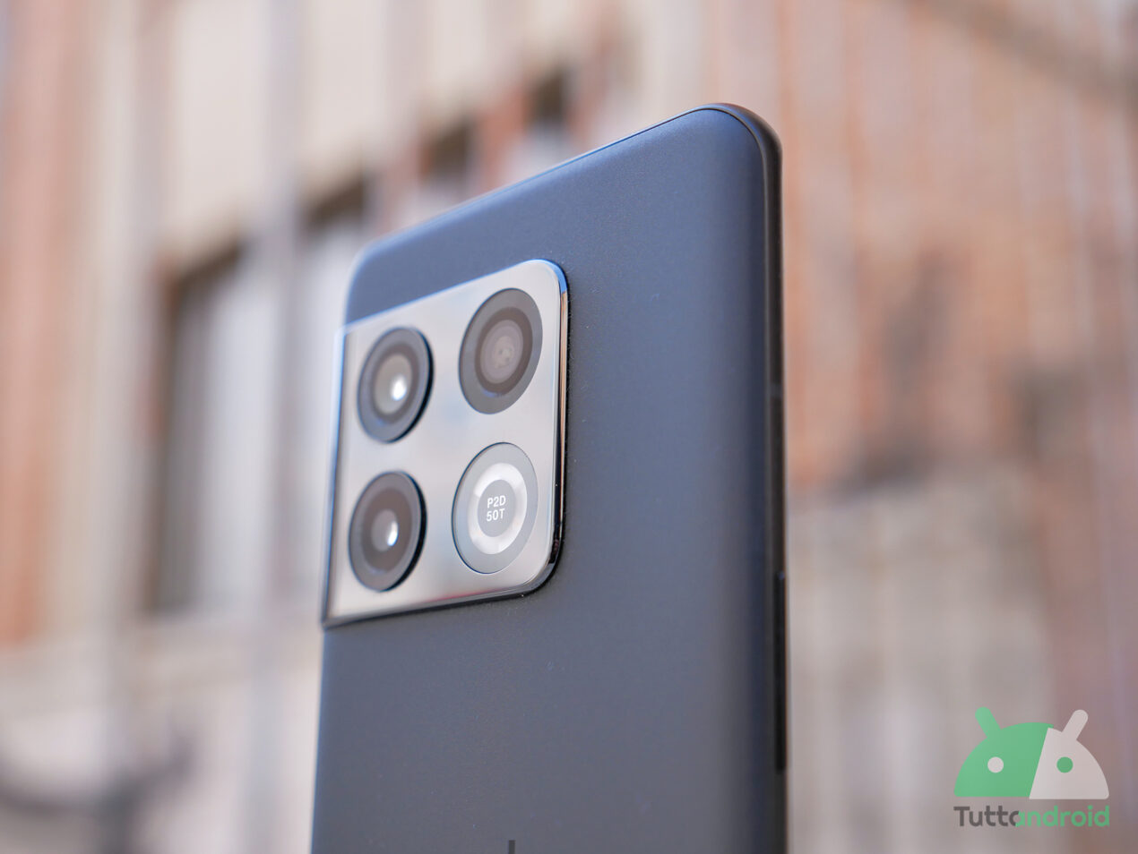 OnePlus 10 Pro si aggiorna insieme a quattro dispositivi Samsung Galaxy
