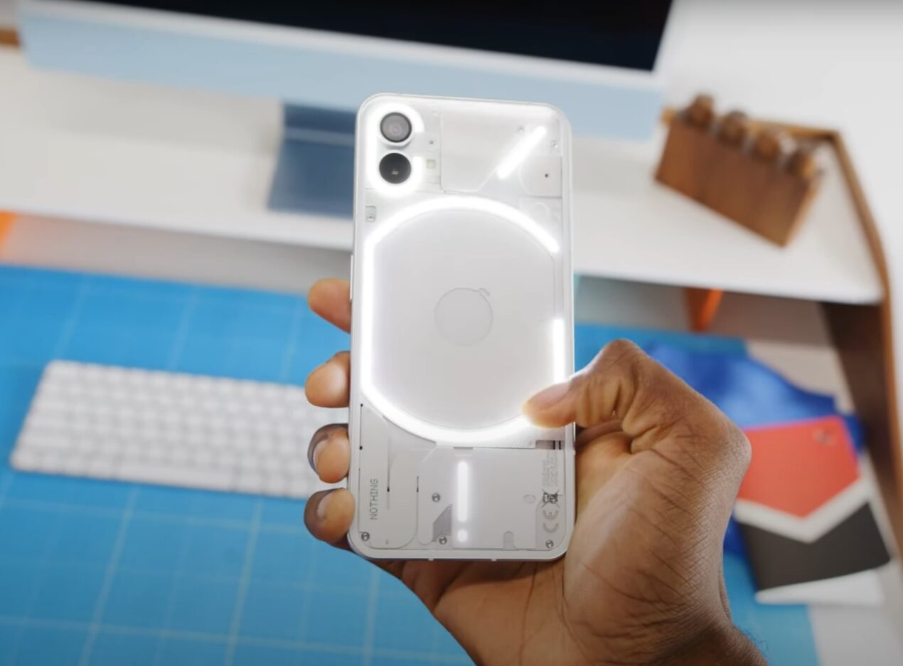 Questo video mostra Nothing Phone (1) e cosa possono fare i LED posteriori
