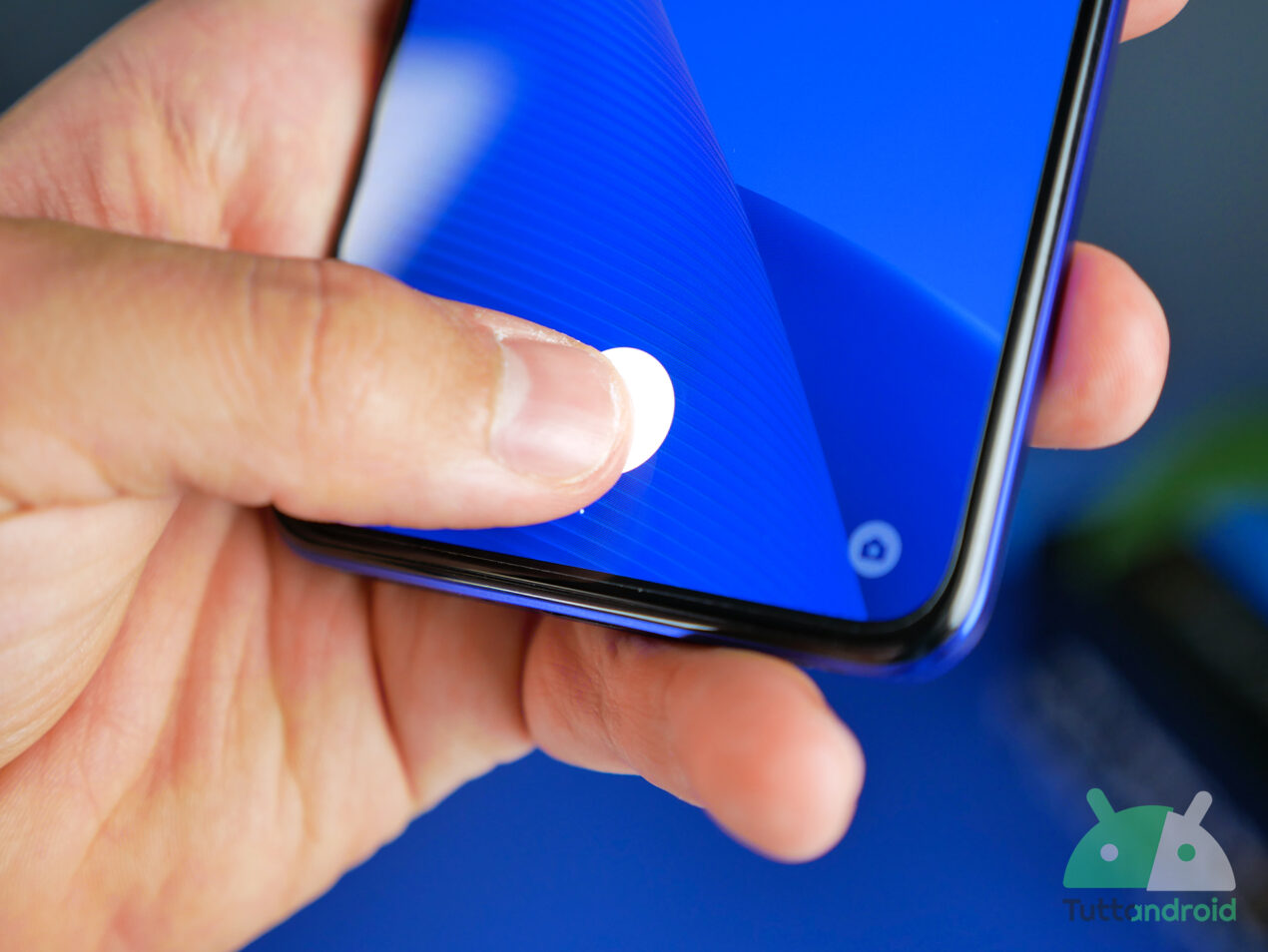 Spunta il possibile prezzo di Realme GT5 Pro, che si fa vedere in fotografia