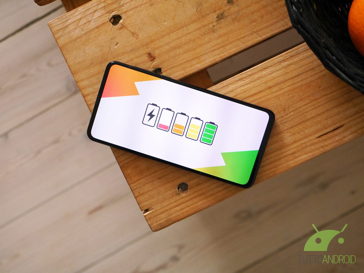 Come ricaricare lo smartphone, le cose da sapere per farlo correttamente