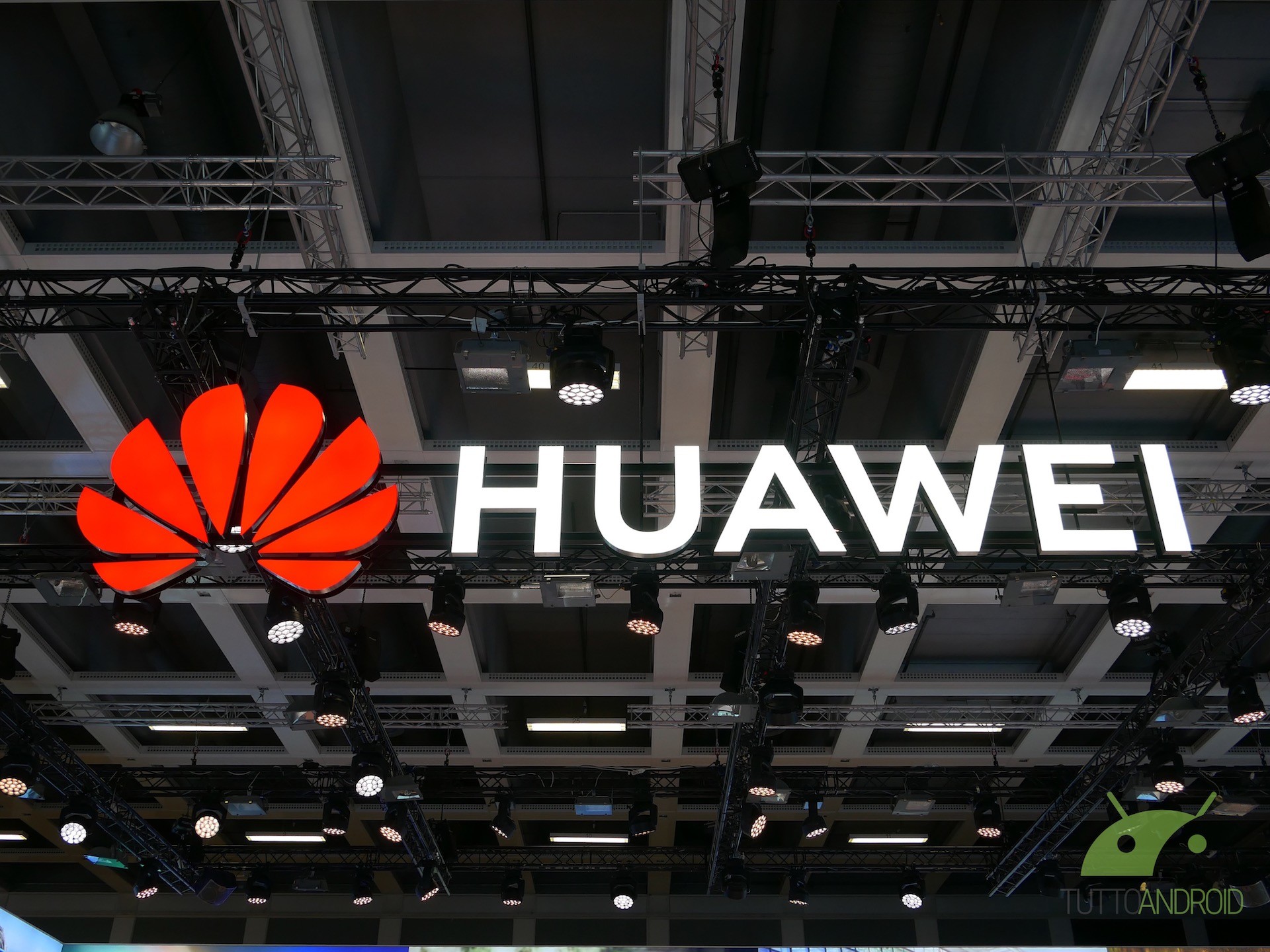 Huawei вакансии. Сотрудники Huawei. Компания Хуавей работники. Девайсы компании Huawei. Производство Huawei.