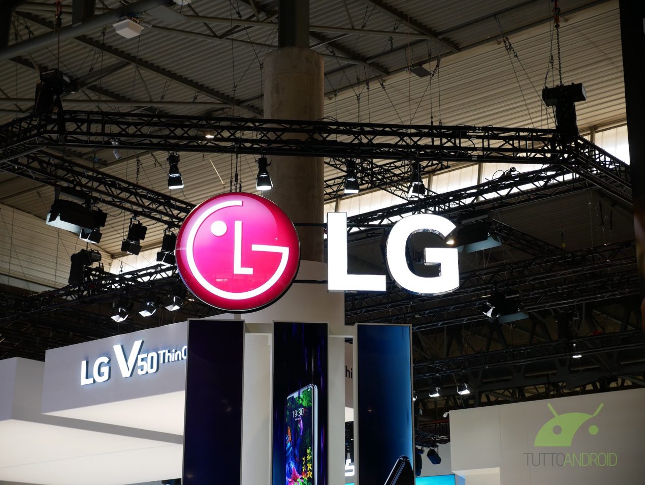 Nei piani di LG uno smartphone pieghevole col display avvolgente e LG W20