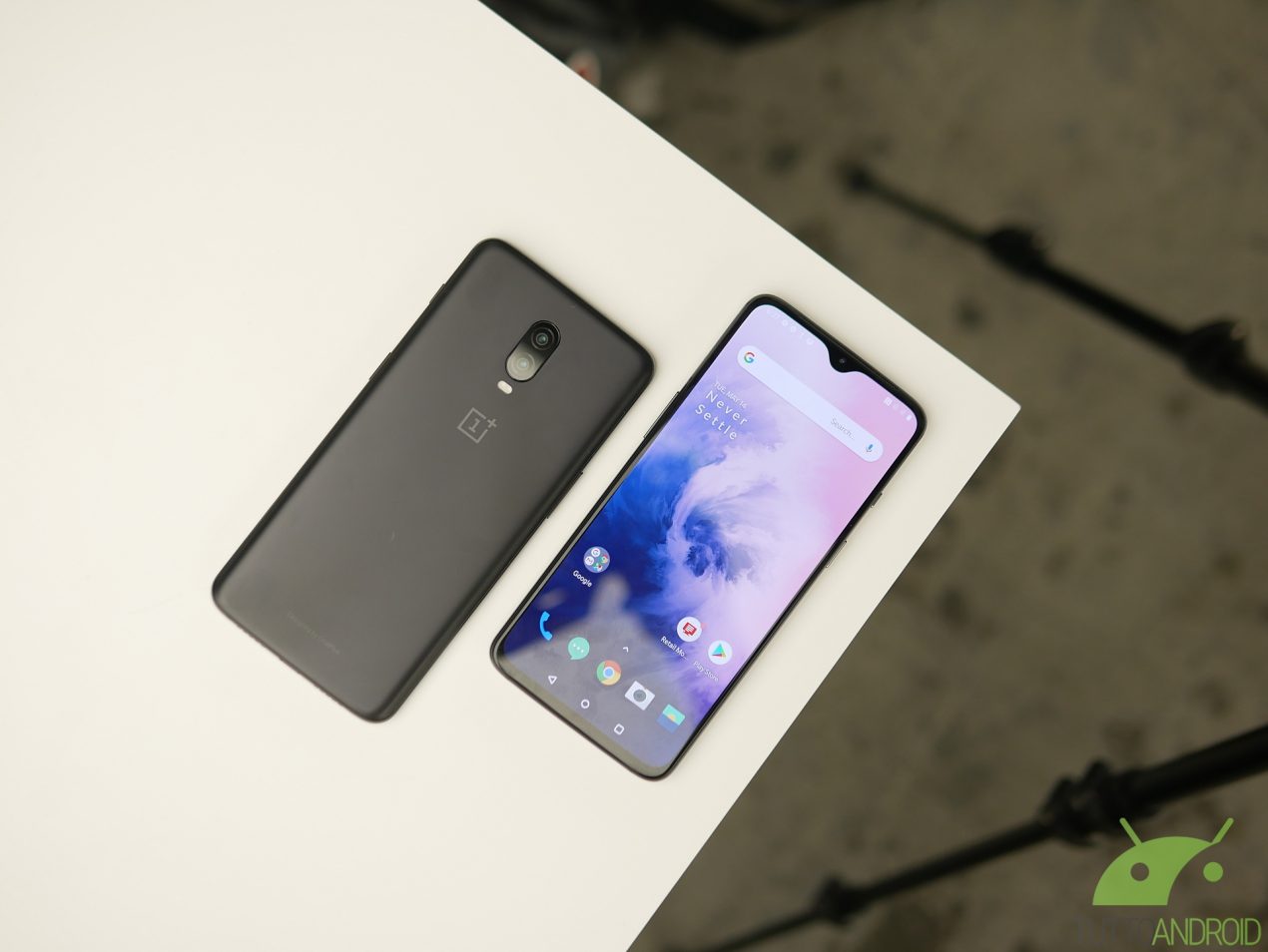 OnePlus 7 vs OnePlus 6T: cosa è veramente cambiato? (video)