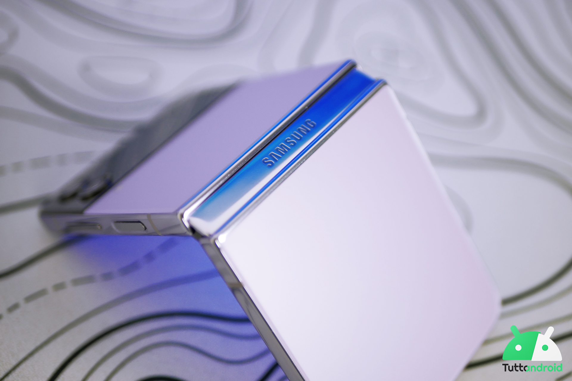 Samsung Galaxy Z Flip 4 LTE detailed