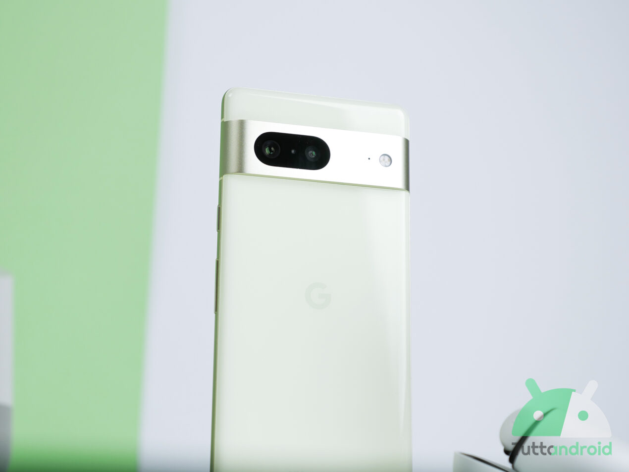 Google Pixel 7 torna in offerta giusto in tempo per Android 14