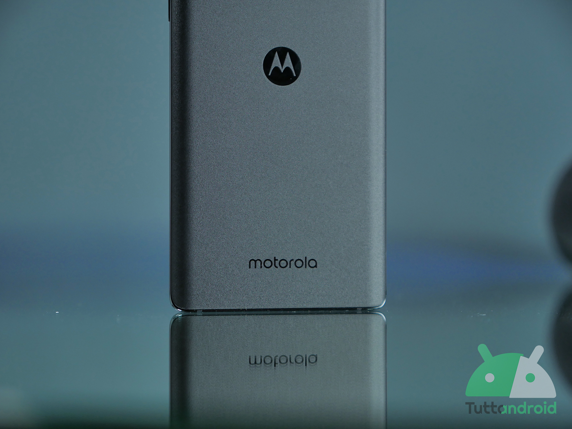 Motorola Edge 40 5G non fa il timido: trapelate immagini, specifiche e prezzi