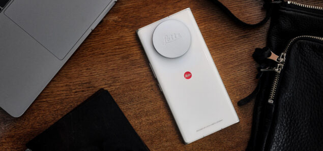 Leica Leitz Phone 2 con il copri obiettivo