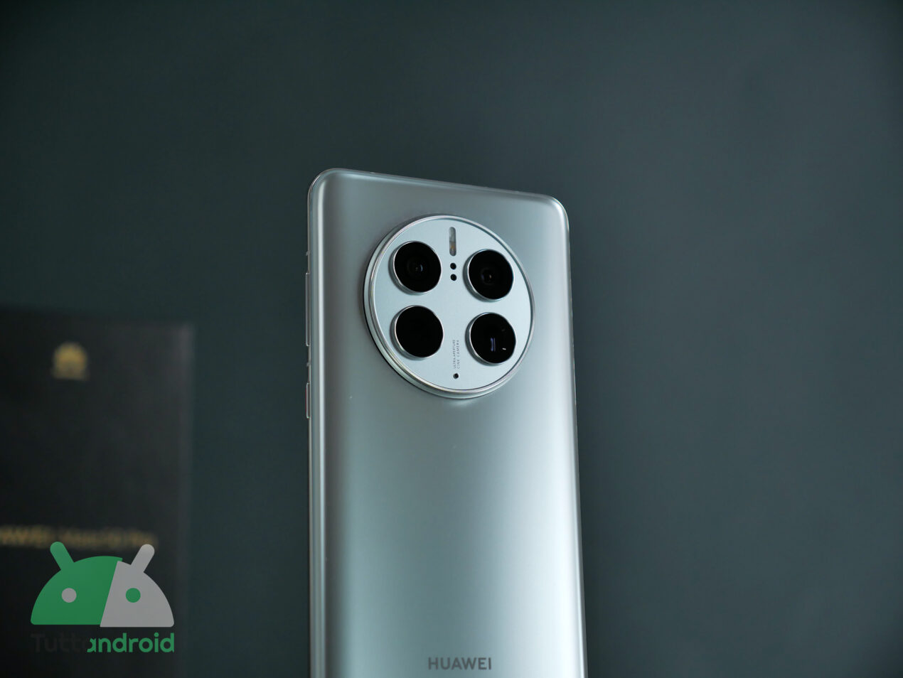 La serie Huawei Mate 60 si fa vedere e vuole competere direttamente con iPhone 15