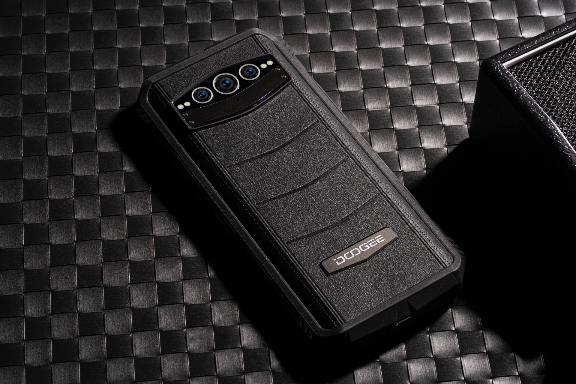 DOOGEE V30 è ufficiale, un rugged phone innovativo e completo