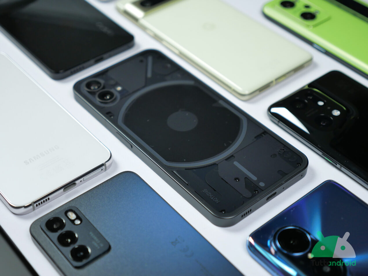 Nuovi aggiornamenti per tanti Samsung e Nothing Phone 1: ecco le novità