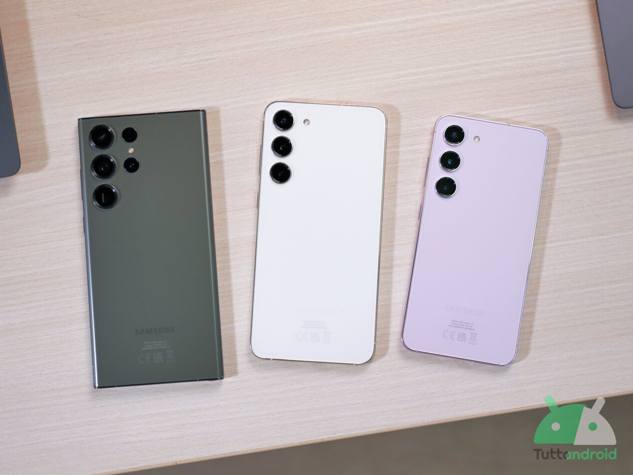 Alcuni Galaxy S23 presentano linee verdi e rosa sul display dopo l'aggiornamento One Ui 8.5