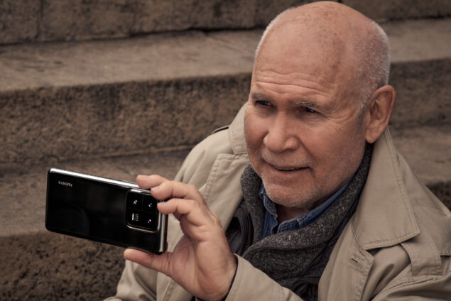 Il fotografo Steve McCurry che fotografa con Xiaomi 13 Pro
