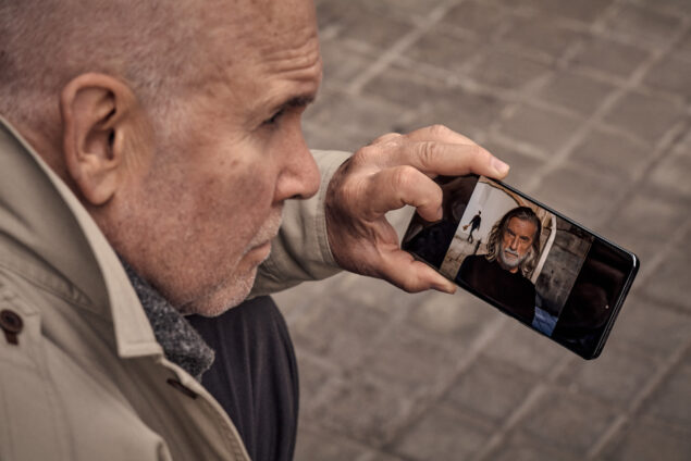 Il fotografo Steve McCurry che osserva il suo scatto con Xiaomi 13 Pro