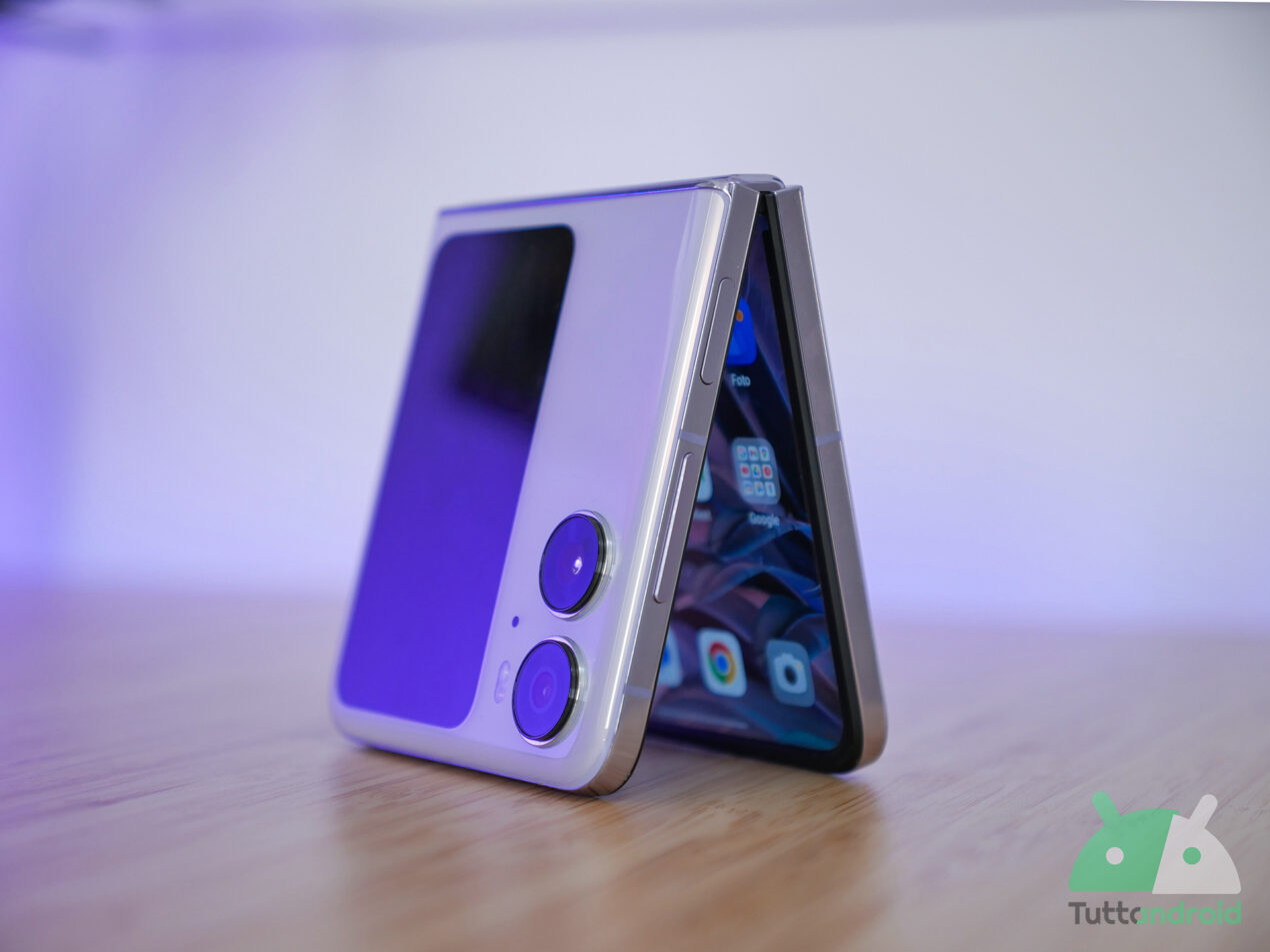 OPPO Find N2 Flip si tinge di rossonero con l'edizione limitata targata AC Milan