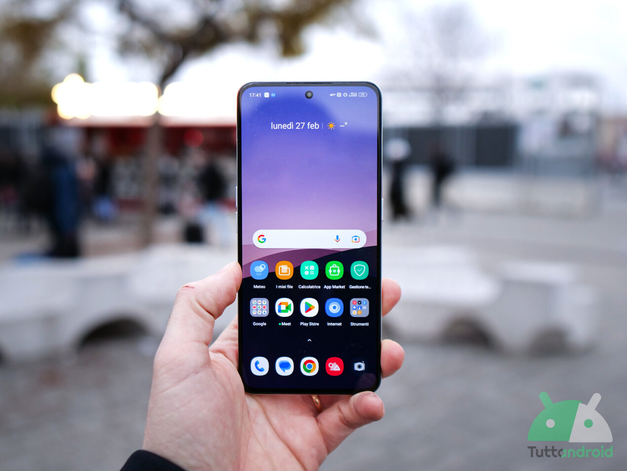 Realme GT 5 Pro con teleobiettivo e tante curve: spunta la prima presunta immagine